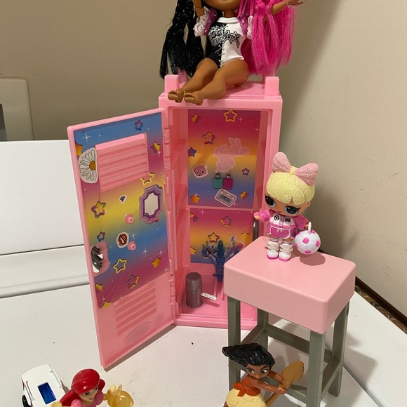 Lol (2)OMG 9” Doll with Pink locker - Picture 6 of 9